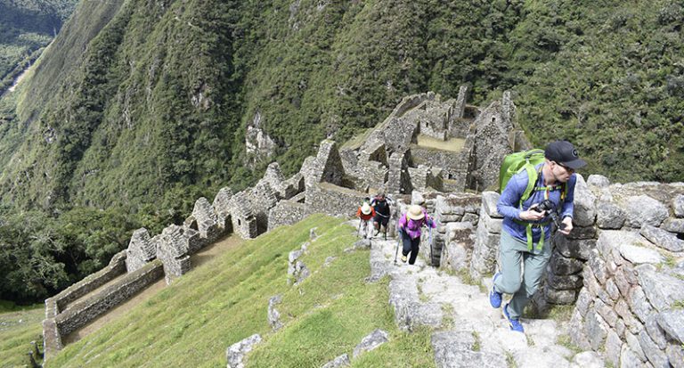 Winay-Wayna-hikers-visitind-the-ruins